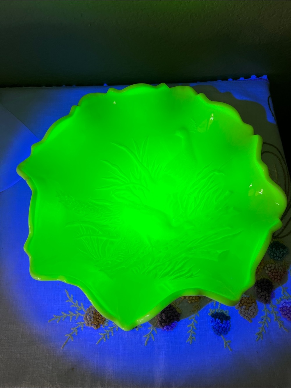 Northwood Peacock & Urn Custard Uranium Glass Bowl 10” UV Reactive Antique EAPG